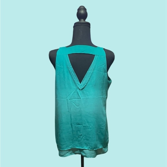 VIOLET + CLAIRE TURQUOISE SLEEVELESS PULLOVER BLOUSE SIZE MEDIUM GENTLY WORN - Picture 2 of 3